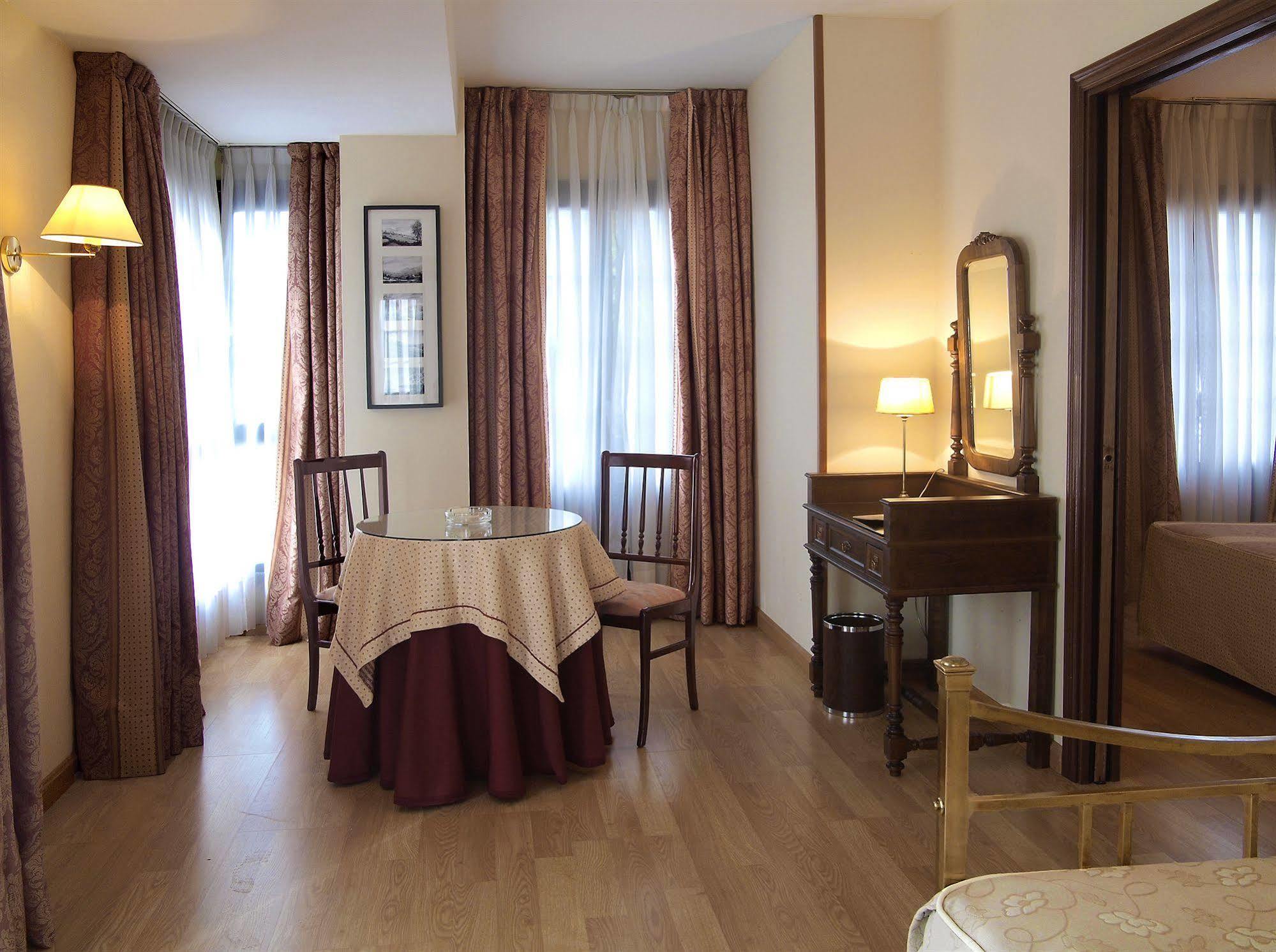 Hotel Y Apartamentos Arias Navia Εξωτερικό φωτογραφία