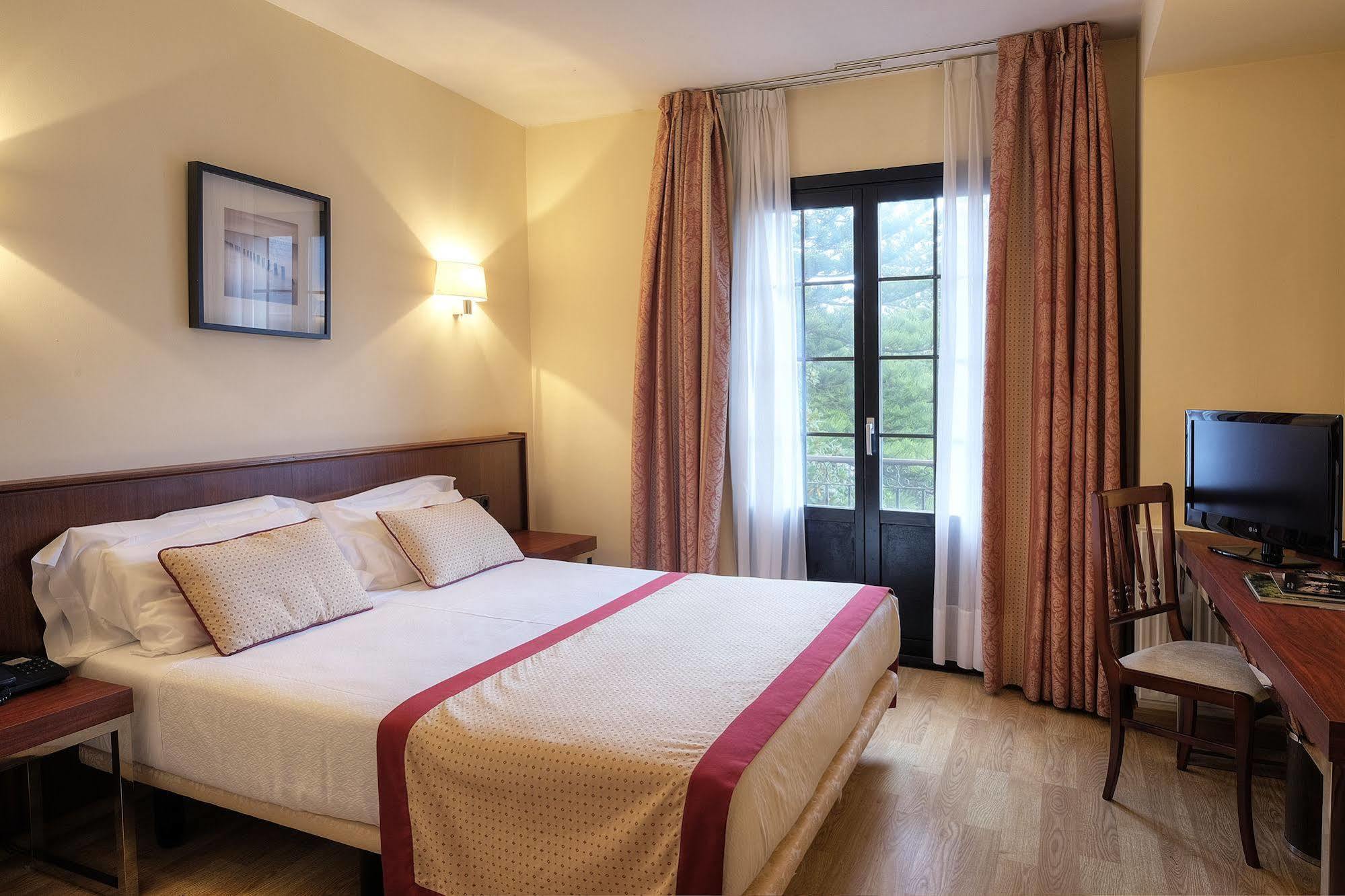 Hotel Y Apartamentos Arias Navia Εξωτερικό φωτογραφία