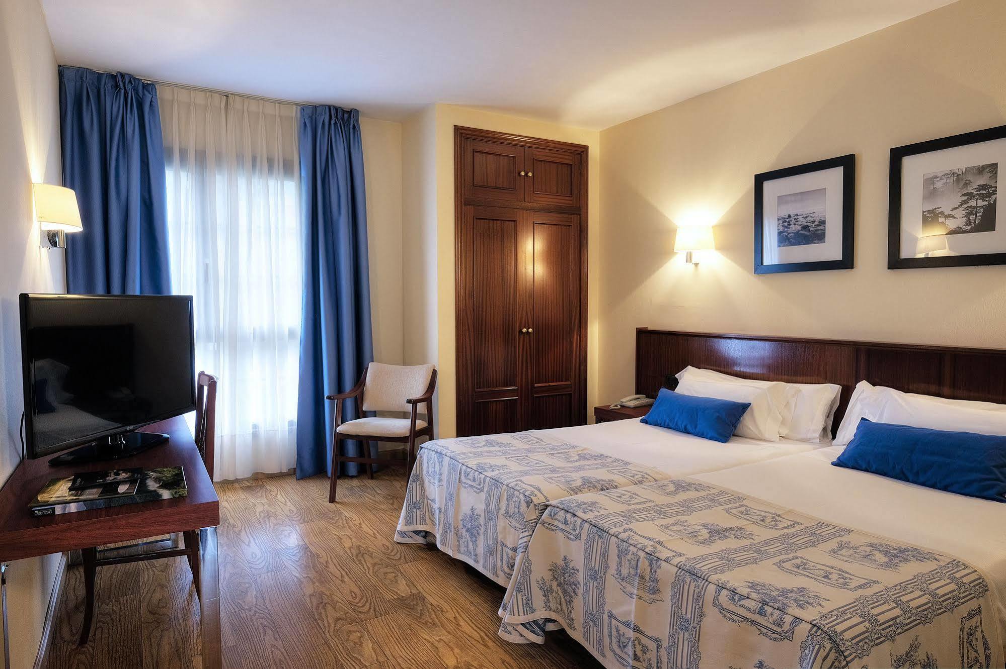Hotel Y Apartamentos Arias Navia Εξωτερικό φωτογραφία