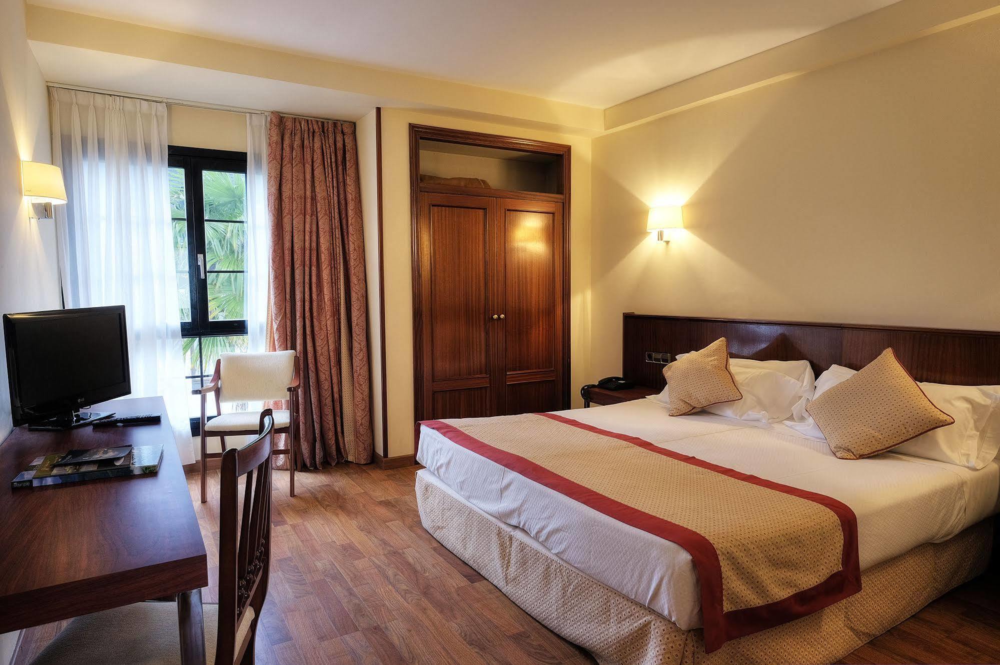 Hotel Y Apartamentos Arias Navia Εξωτερικό φωτογραφία