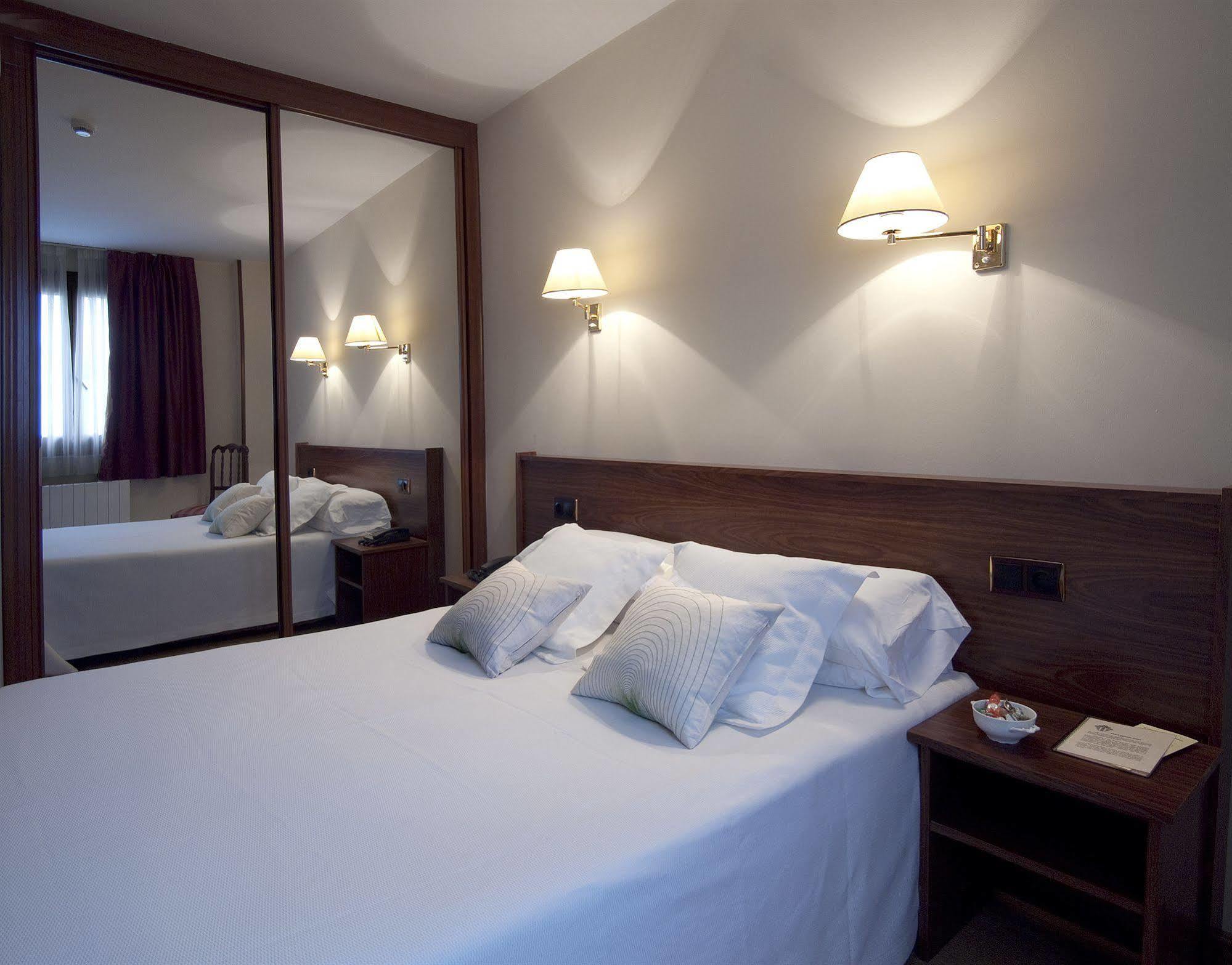 Hotel Y Apartamentos Arias Navia Δωμάτιο φωτογραφία