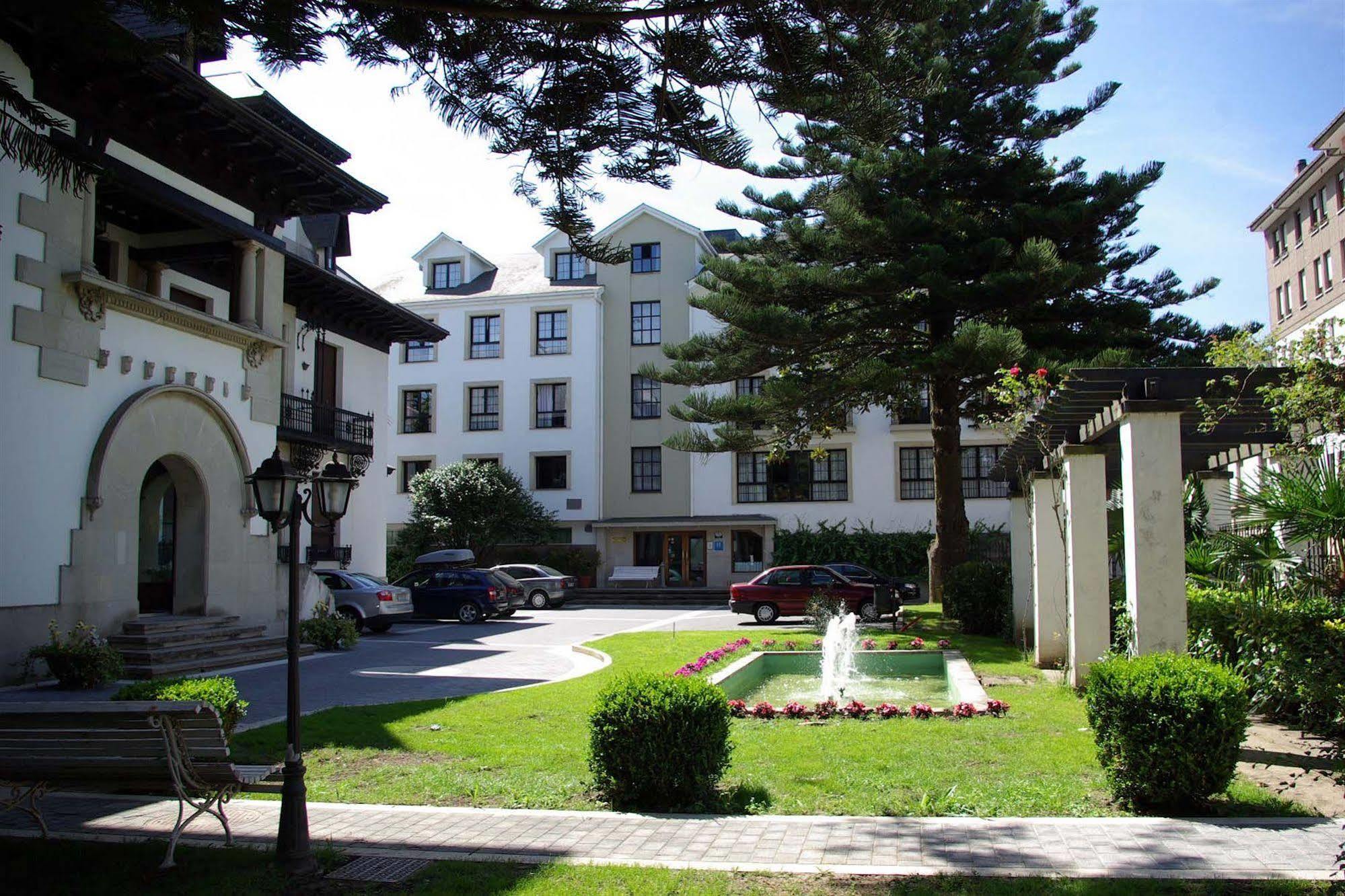 Hotel Y Apartamentos Arias Navia Εξωτερικό φωτογραφία